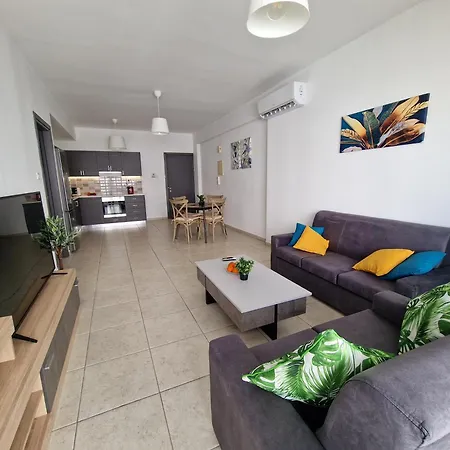 Tropical Paradise 200m From Finikoudes * Larnaca