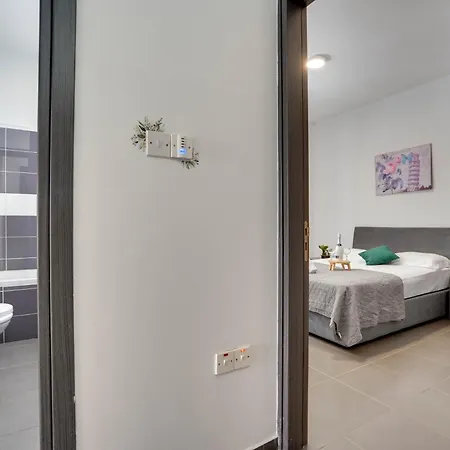 Tropical Paradise 200m From Finikoudes Apartment