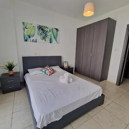 Tropical Paradise 200m From Finikoudes Appartamento Larnaca