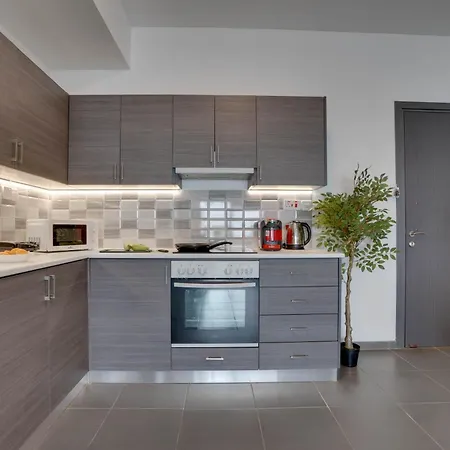 アパート Tropical Paradise 200m From Finikoudes ラルナカ