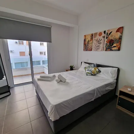 Tropical Paradise 200m From Finikoudes アパート ラルナカ