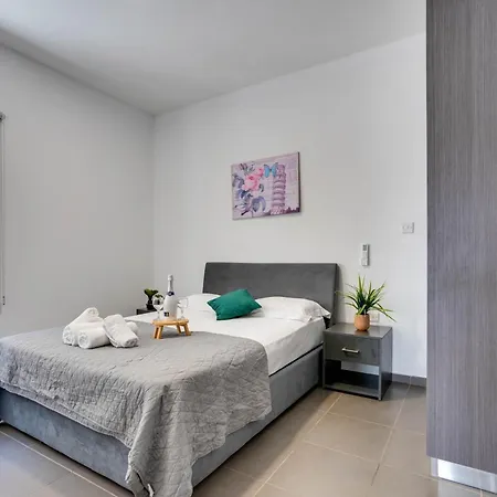 Tropical Paradise 200m From Finikoudes Lárnaca