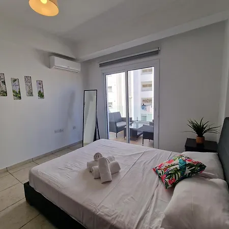 Tropical Paradise 200m From Finikoudes Lägenhet Larnaca