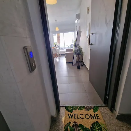 Tropical Paradise 200m From Finikoudes Lárnaca