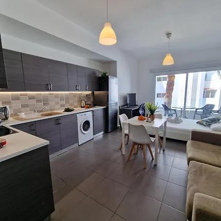 アパート Tropical Paradise 200m From Finikoudes