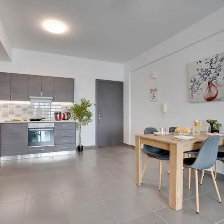 Tropical Paradise 200m From Finikoudes * Lárnaca