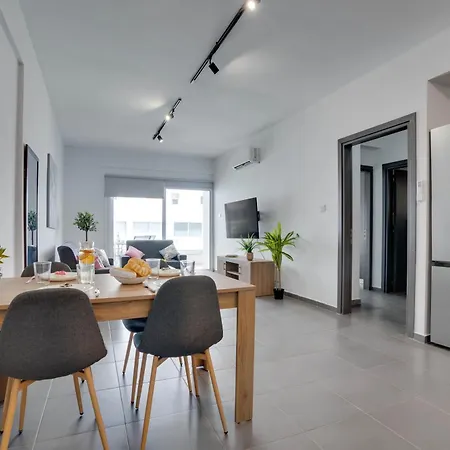 Tropical Paradise 200m From Finikoudes ラルナカ