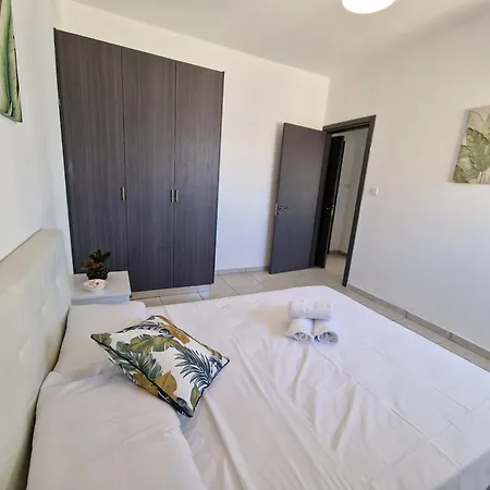 Tropical Paradise 200m From Finikoudes Apartament