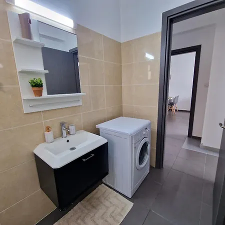 Tropical Paradise 200m From Finikoudes דירה לרנקה