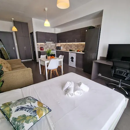 Tropical Paradise 200m From Finikoudes *