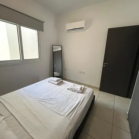 Tropical Paradise 200m From Finikoudes Apartamento Lárnaca