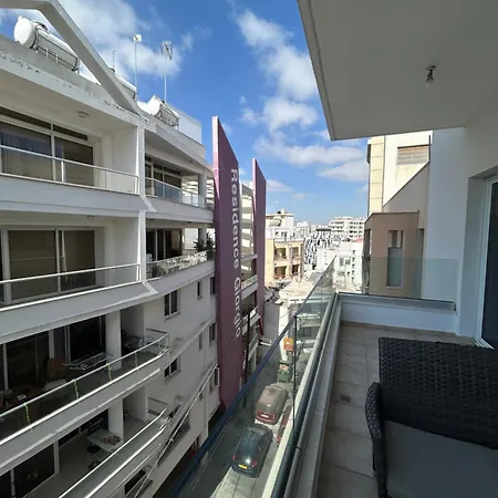 Tropical Paradise 200m From Finikoudes * Lárnaca