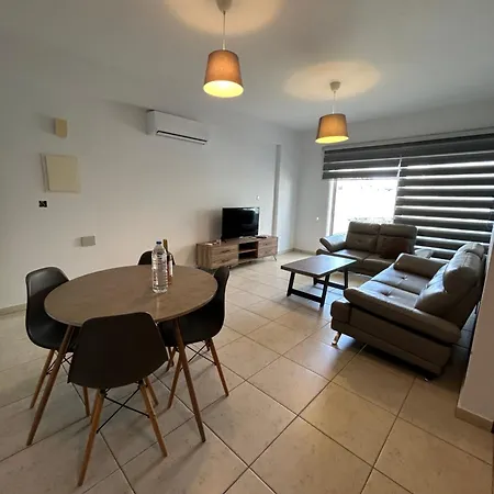 アパート Tropical Paradise 200m From Finikoudes