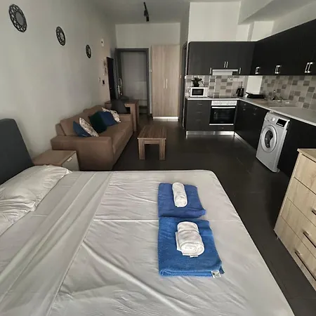 Tropical Paradise 200m From Finikoudes * ラルナカ